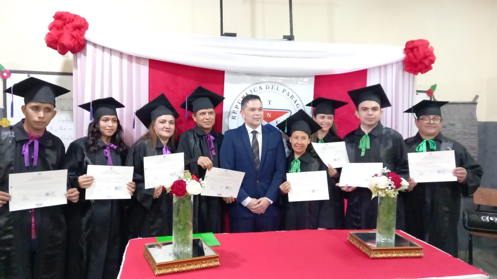 Egresados de la Promoción 2023 del Instituto Técnico Superior ENC2 el día de la entrega de títulos